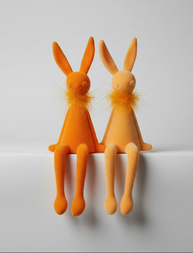 Sitzende Samt-Hasen mit Federboa