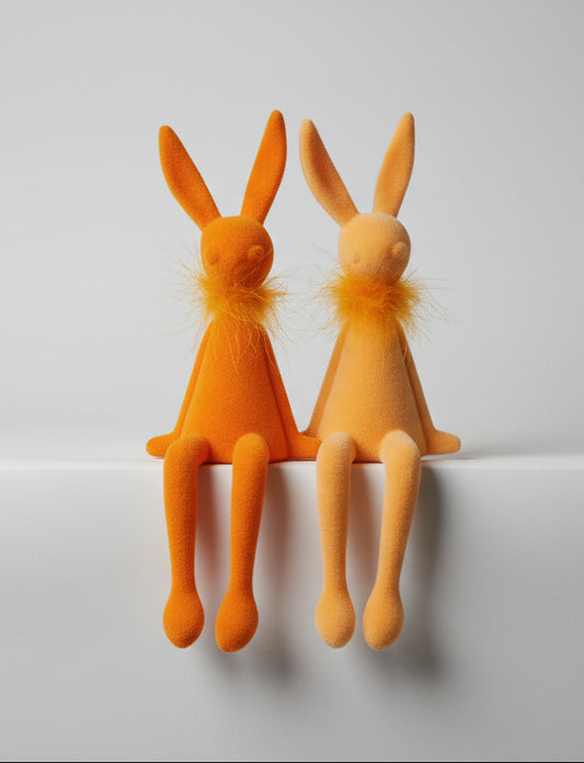 Sitzende Samt-Hasen mit Federboa