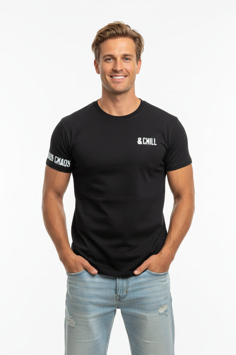 Schwarzes Herren Shirt mit lässigem Spruch und großem Print und Details auf Arm und Brust von vorn