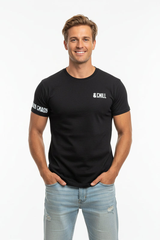 Schwarzes Herren Shirt mit lässigem Spruch und großem Print und Details auf Arm und Brust von vorn