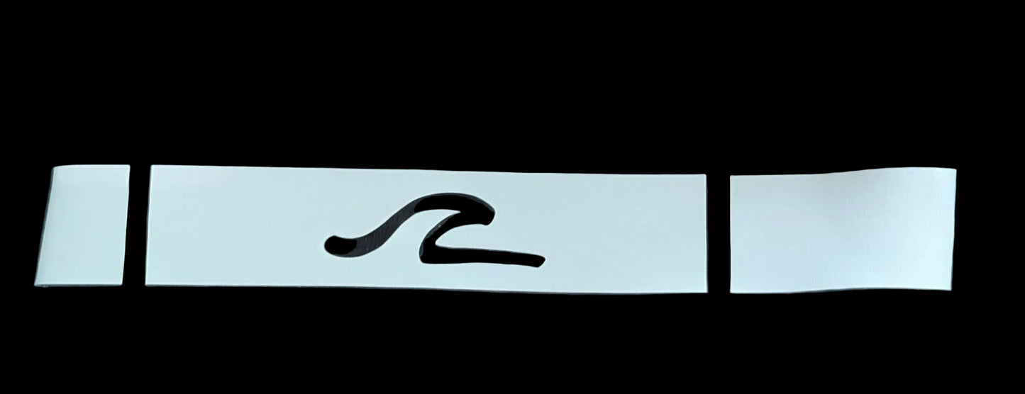 Welle Arm Detail von schwarzem Herren Shirt im Surfer Style
