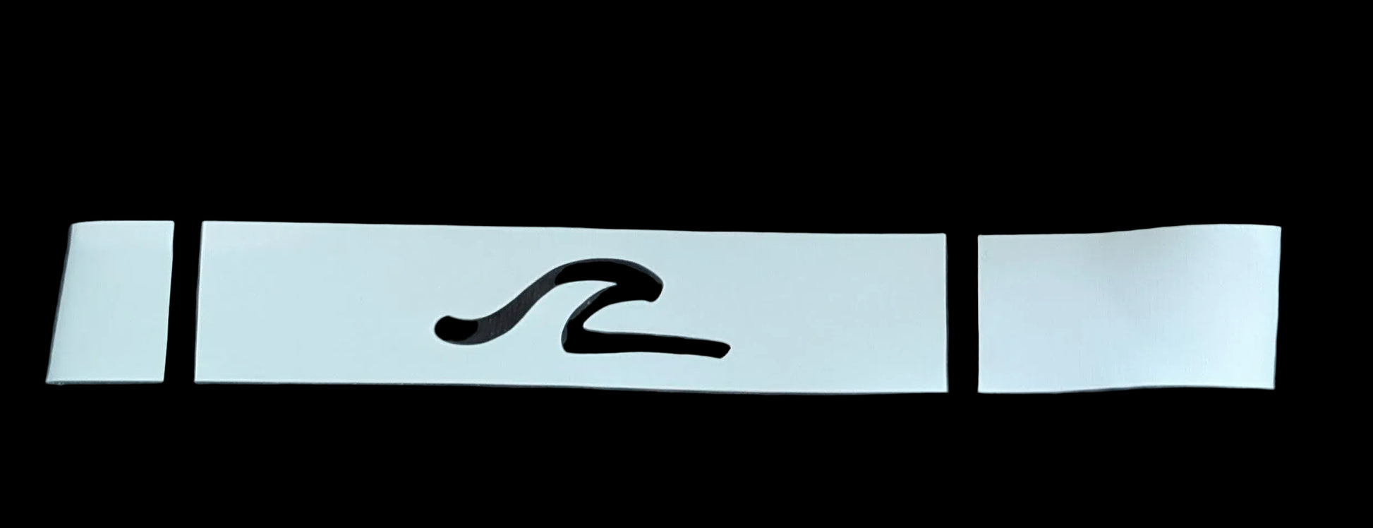 Welle Arm Detail von schwarzem Herren Shirt im Surfer Style